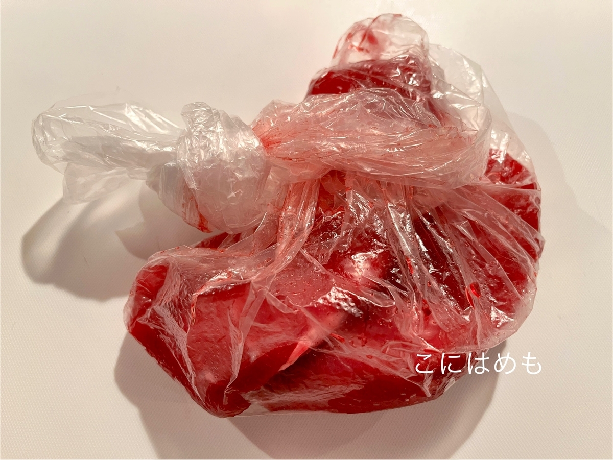 牛肉を焼く約1時間前から室温に置いておき、塩、こしょうをする。