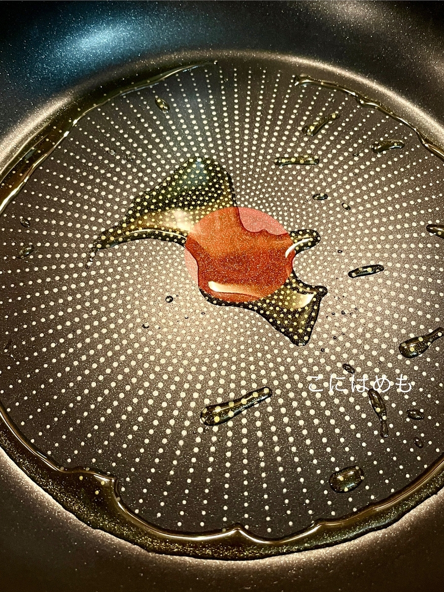 フライパンにオリーブオイル、牛肉を入れてにんにくと焼く。
