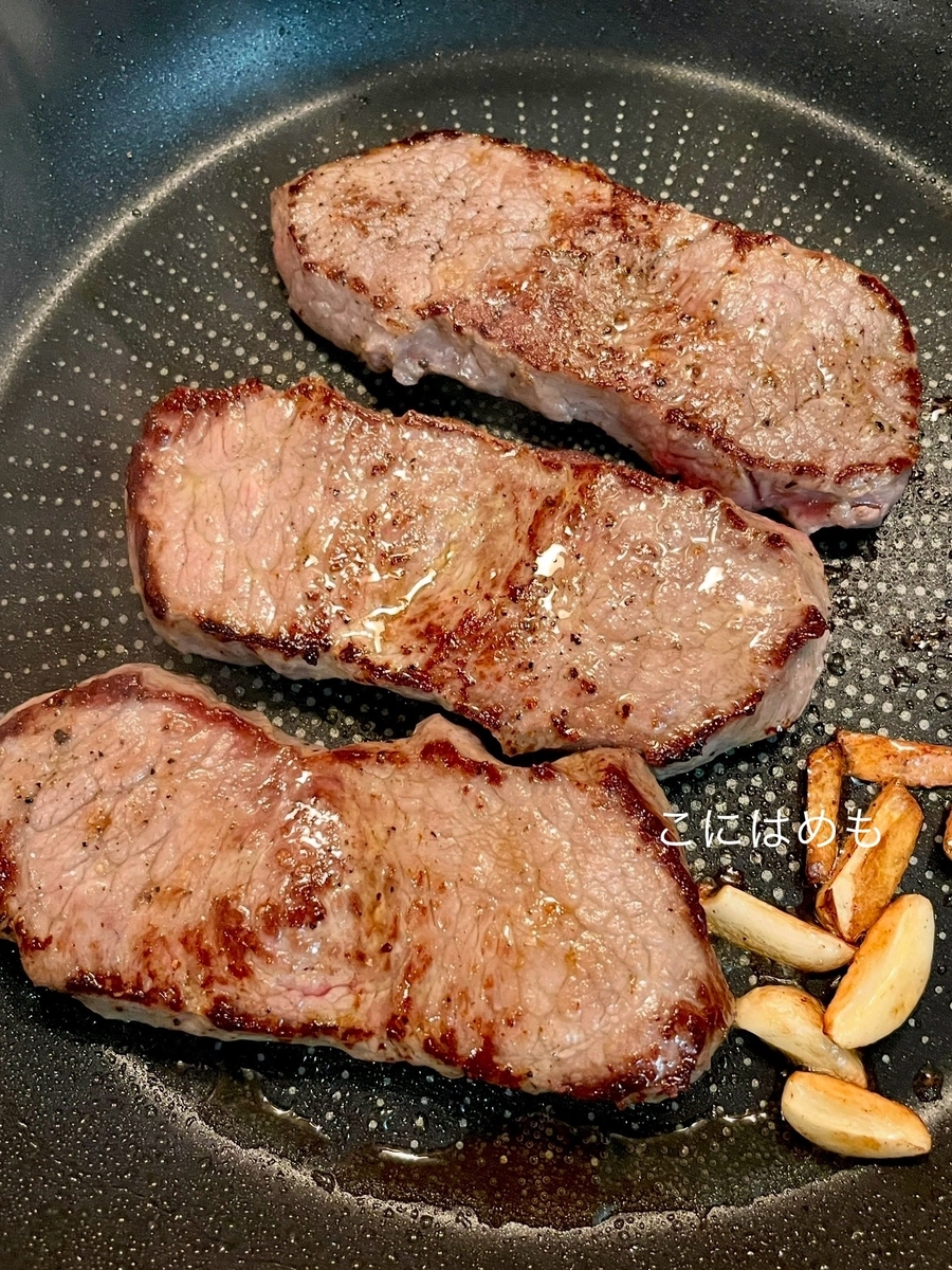 フライパンにオリーブオイル、牛肉を入れてにんにくと焼く。