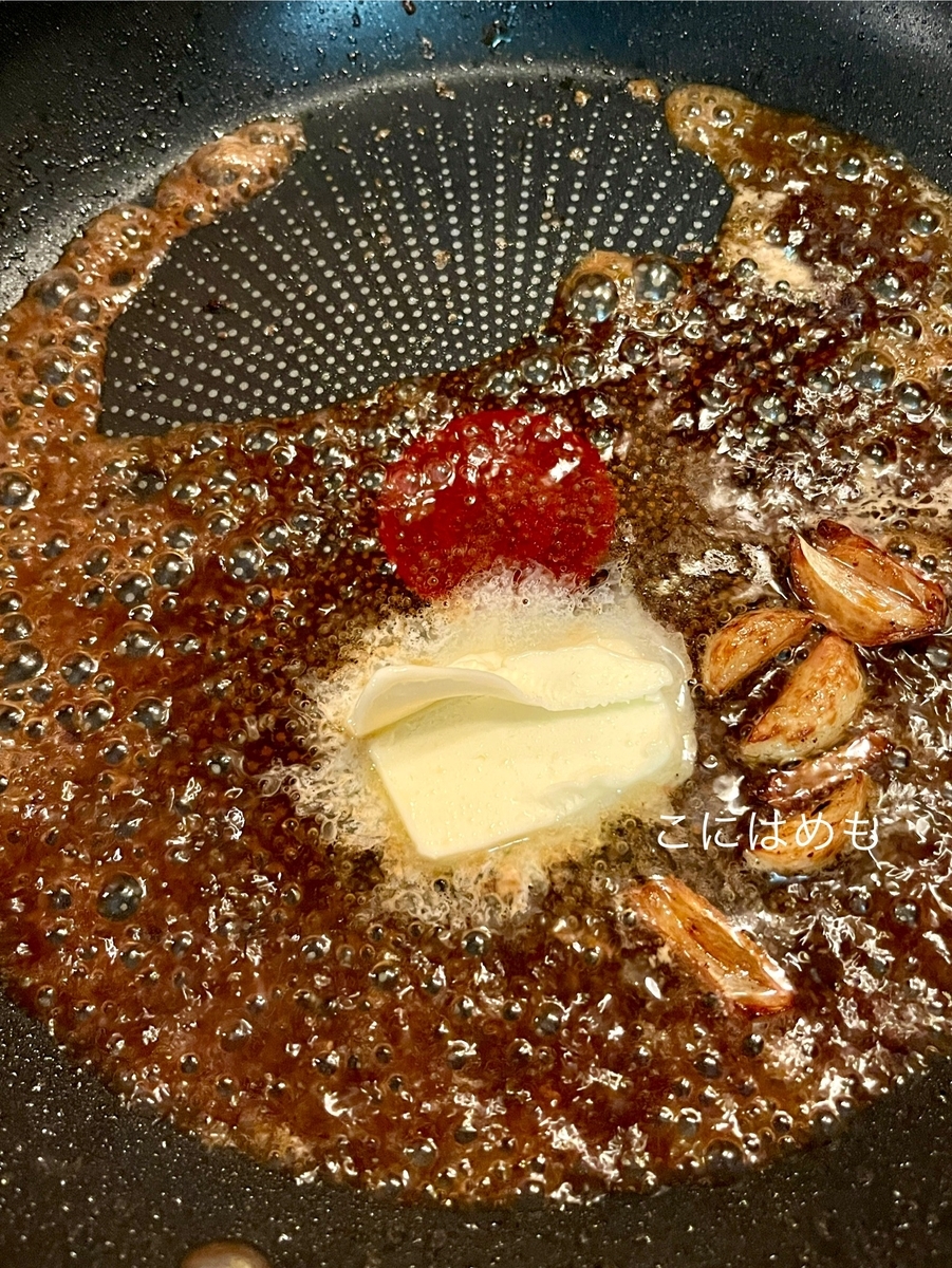白ワイン、醤油、バター、④のにんにく、粒マスタードを入れて煮詰める。