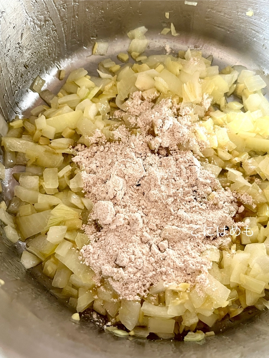 小麦粉を入れて、炒める。