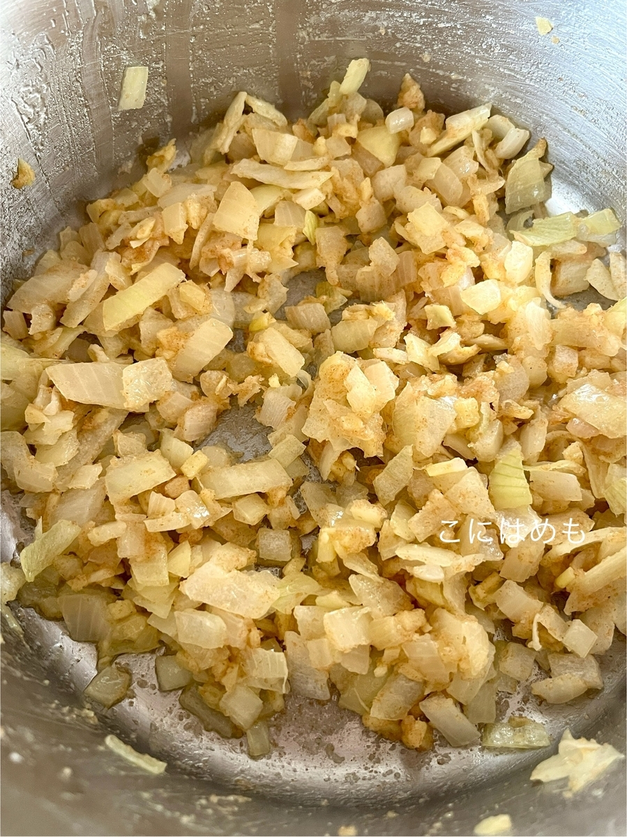 小麦粉を入れて、炒める。