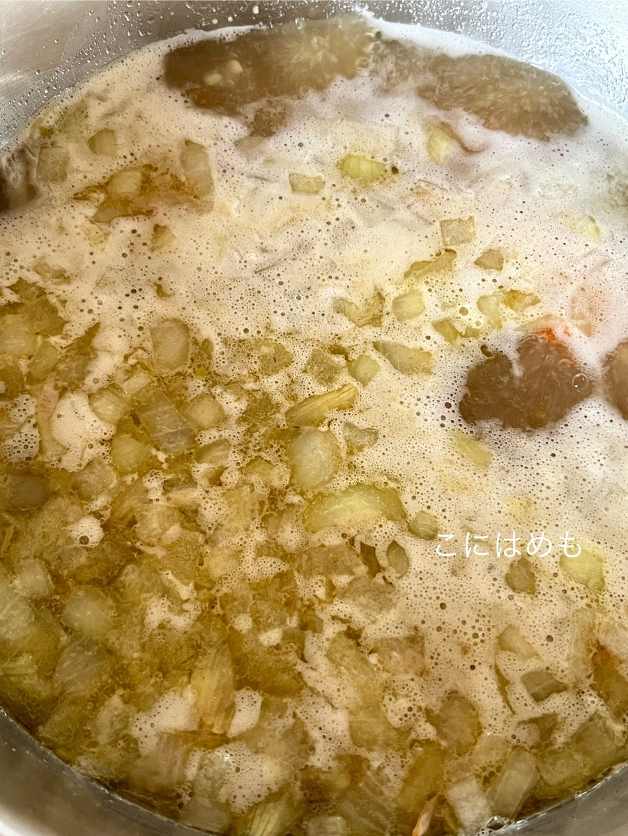 コンソメスープ、焼きかぼちゃを入れて煮る。