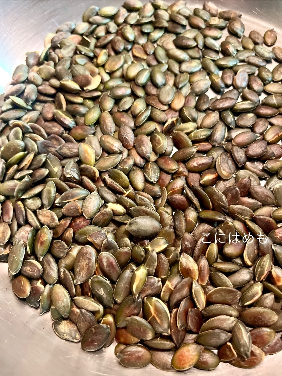 お好みでかぼちゃの種を炒める