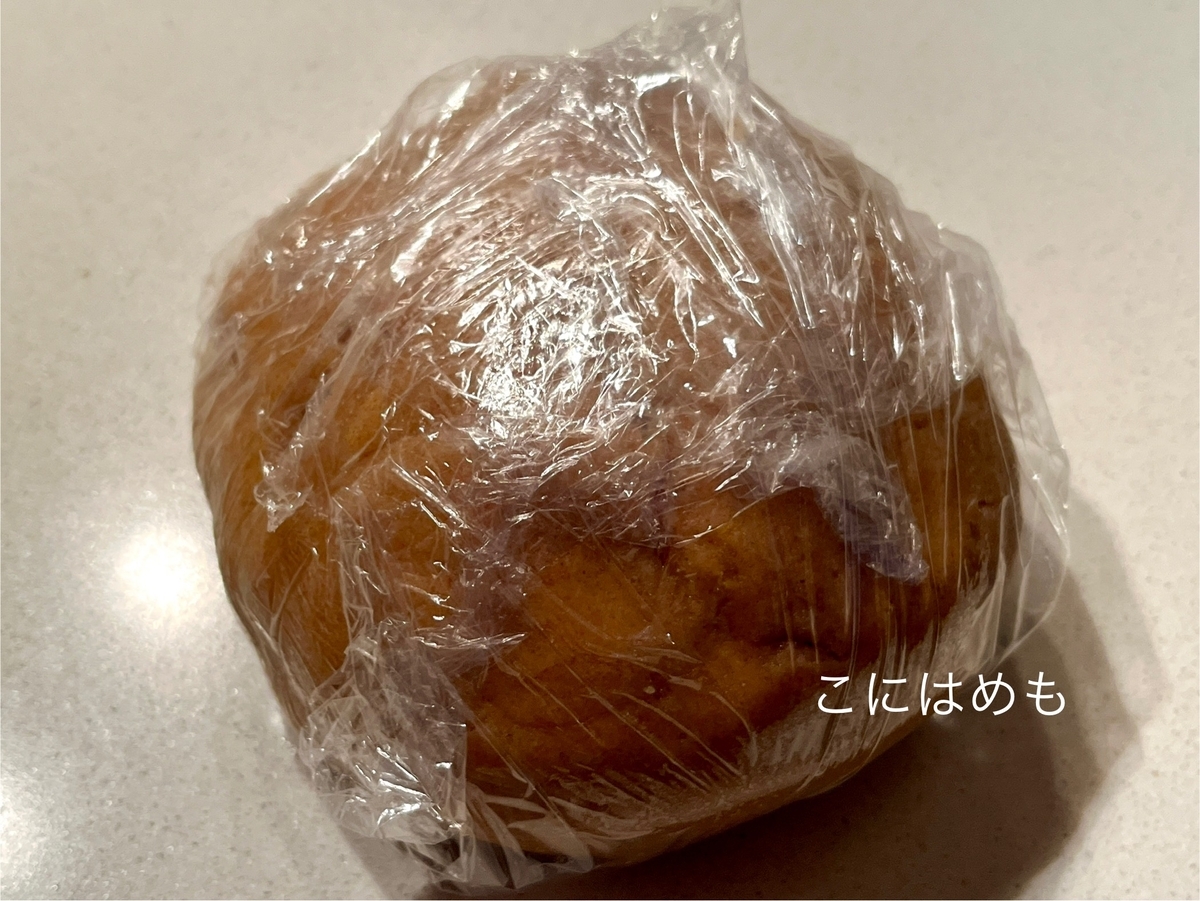 クッキー生地を冷蔵庫で30分〜1時間寝かせる。