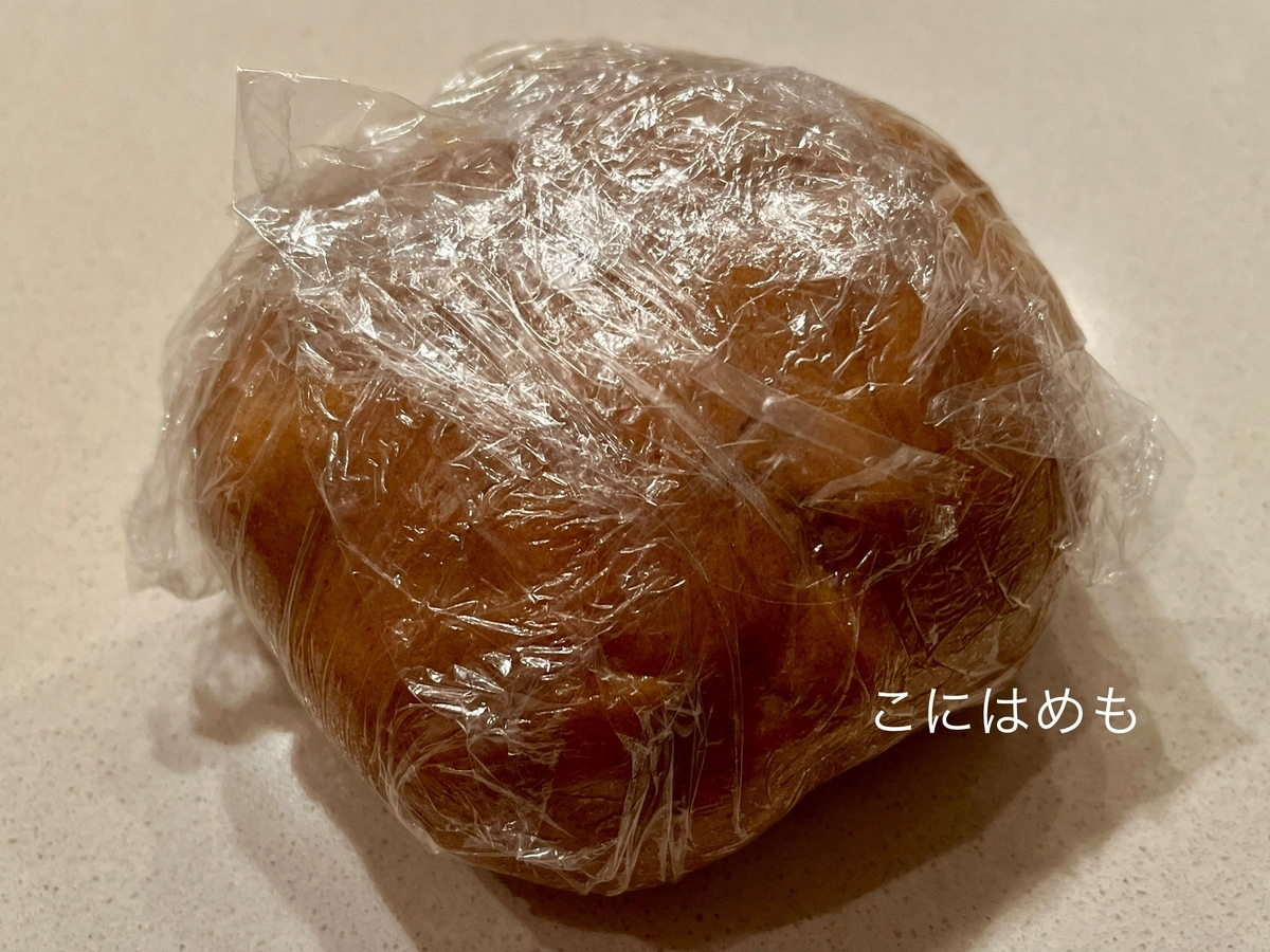 クッキー生地を冷蔵庫で30分〜1時間寝かせる。