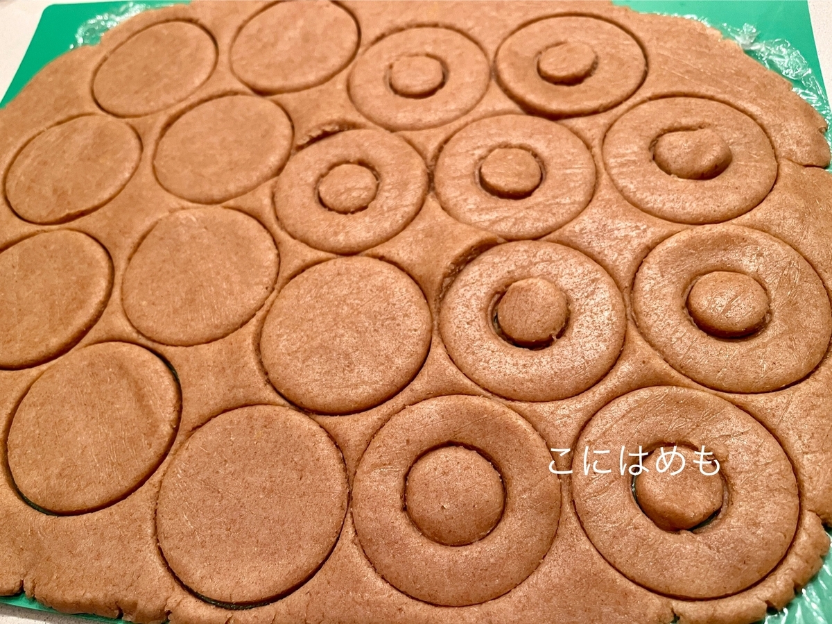  型抜きをする。