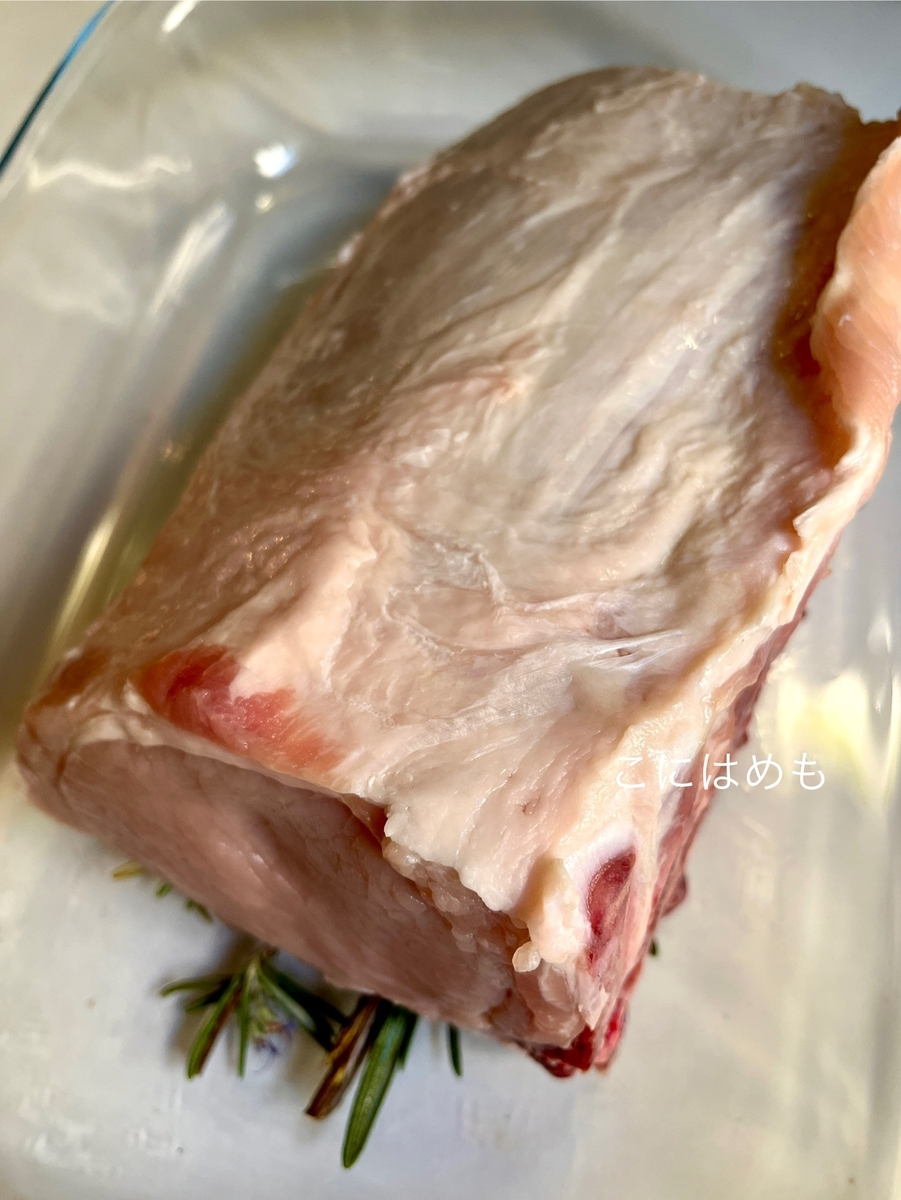 豚かたまり肉に下味をつける。