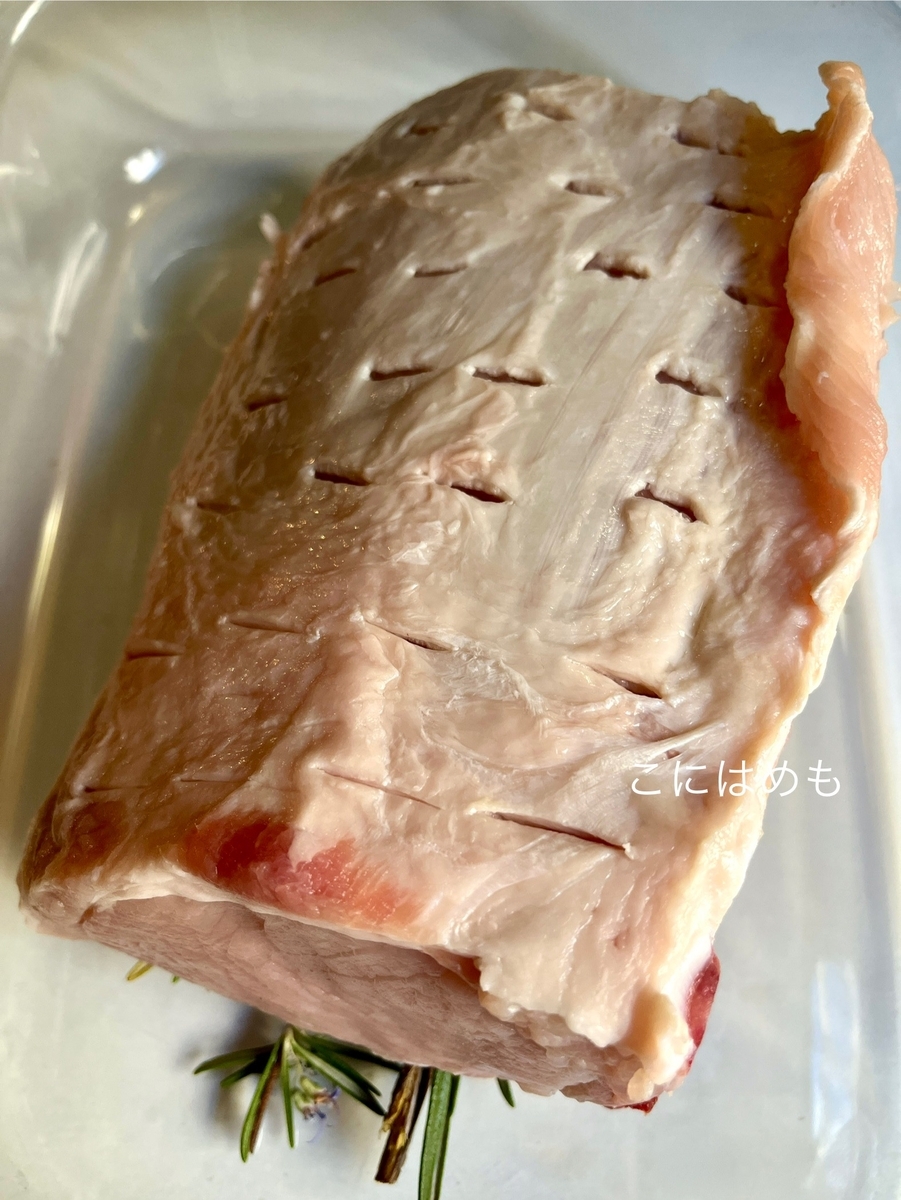 豚かたまり肉に下味をつける。