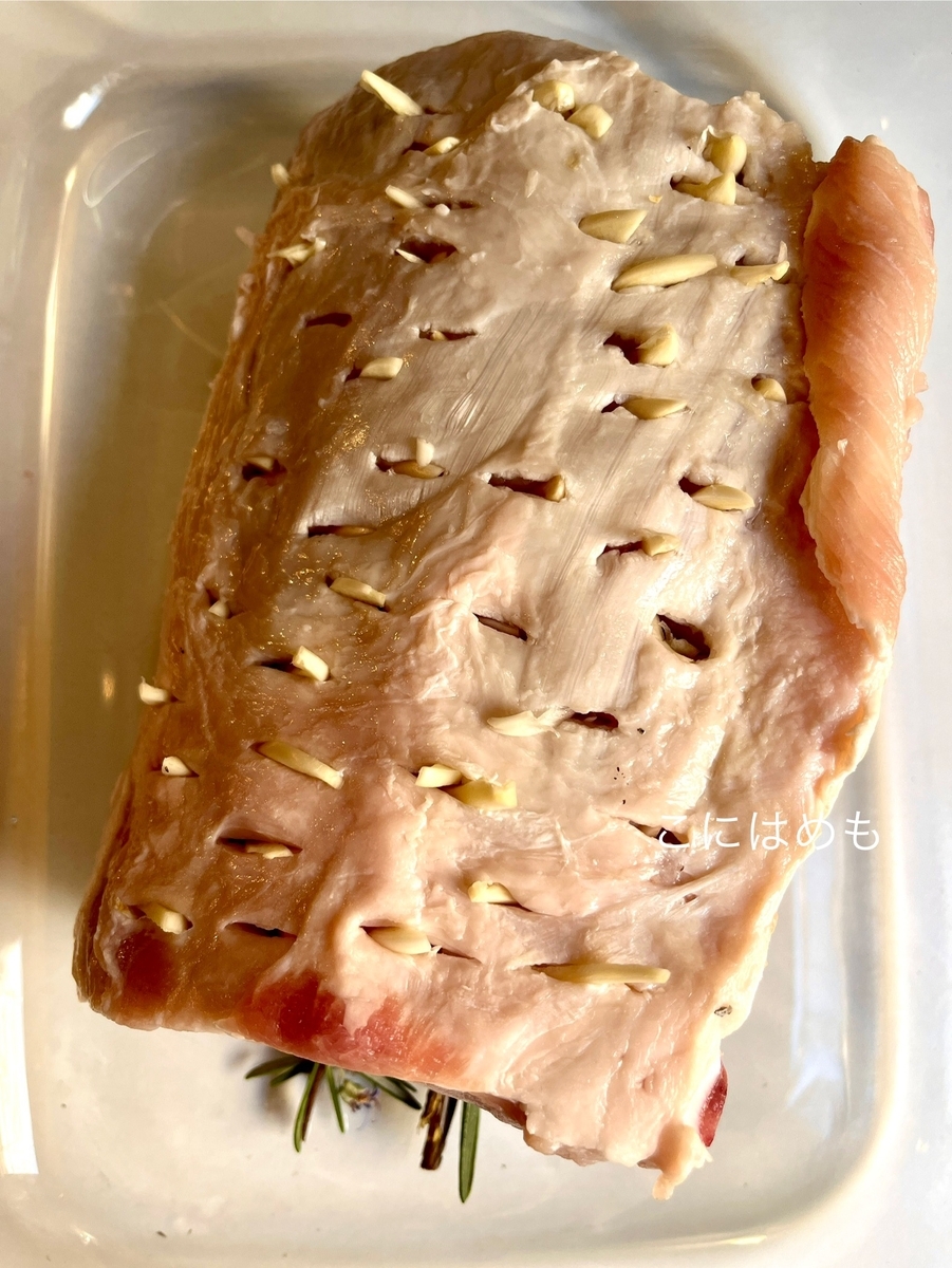 豚かたまり肉に下味をつける。