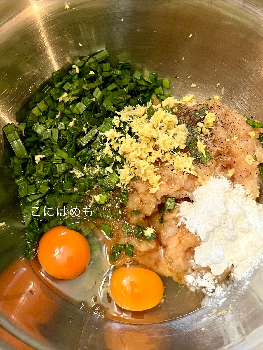 ボウルに材料を入れて混ぜる。