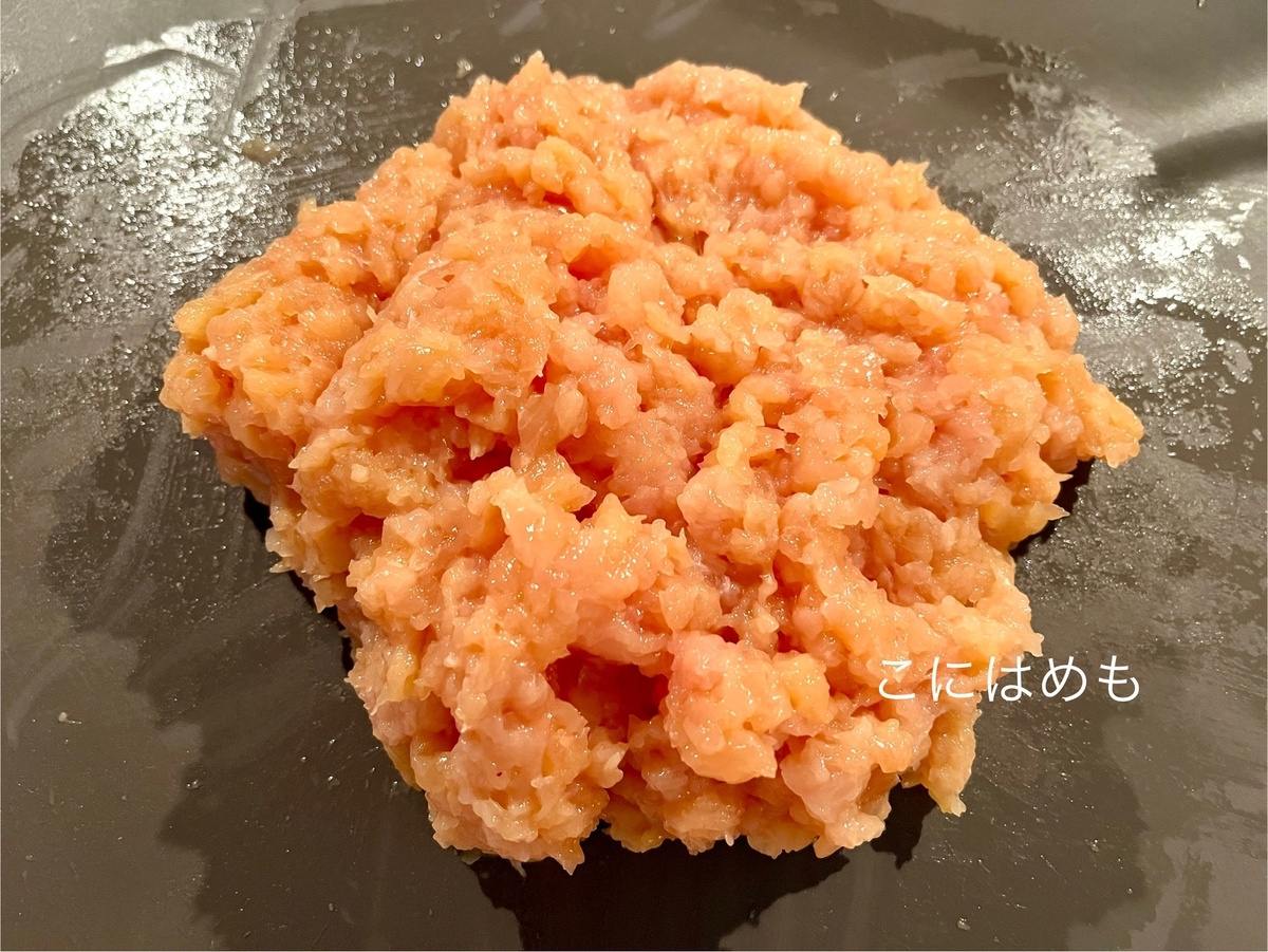 鶏胸肉を包丁で叩き「鶏ひき肉」を作る。