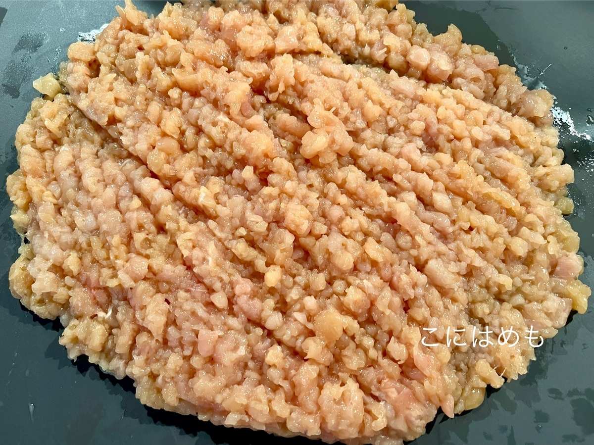 鶏胸肉を包丁で叩き「鶏ひき肉」を作る。