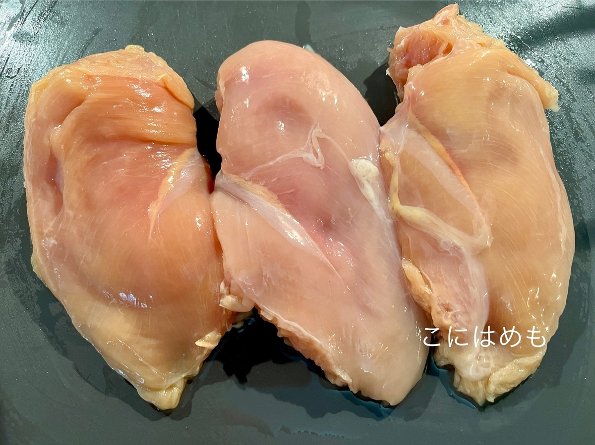 鶏胸肉を包丁で叩き「鶏ひき肉」を作る。