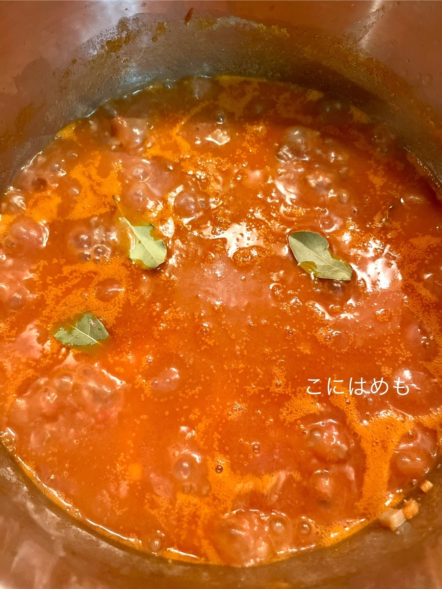  トマト缶、ローリエを入れて、フタを閉めて、加圧30分。 