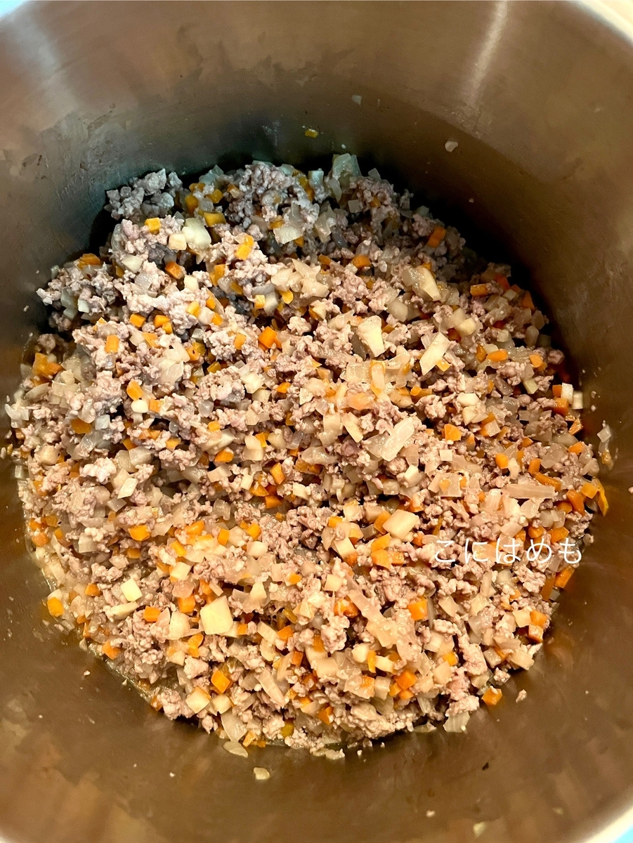 牛・豚ひき肉を入れて炒める。