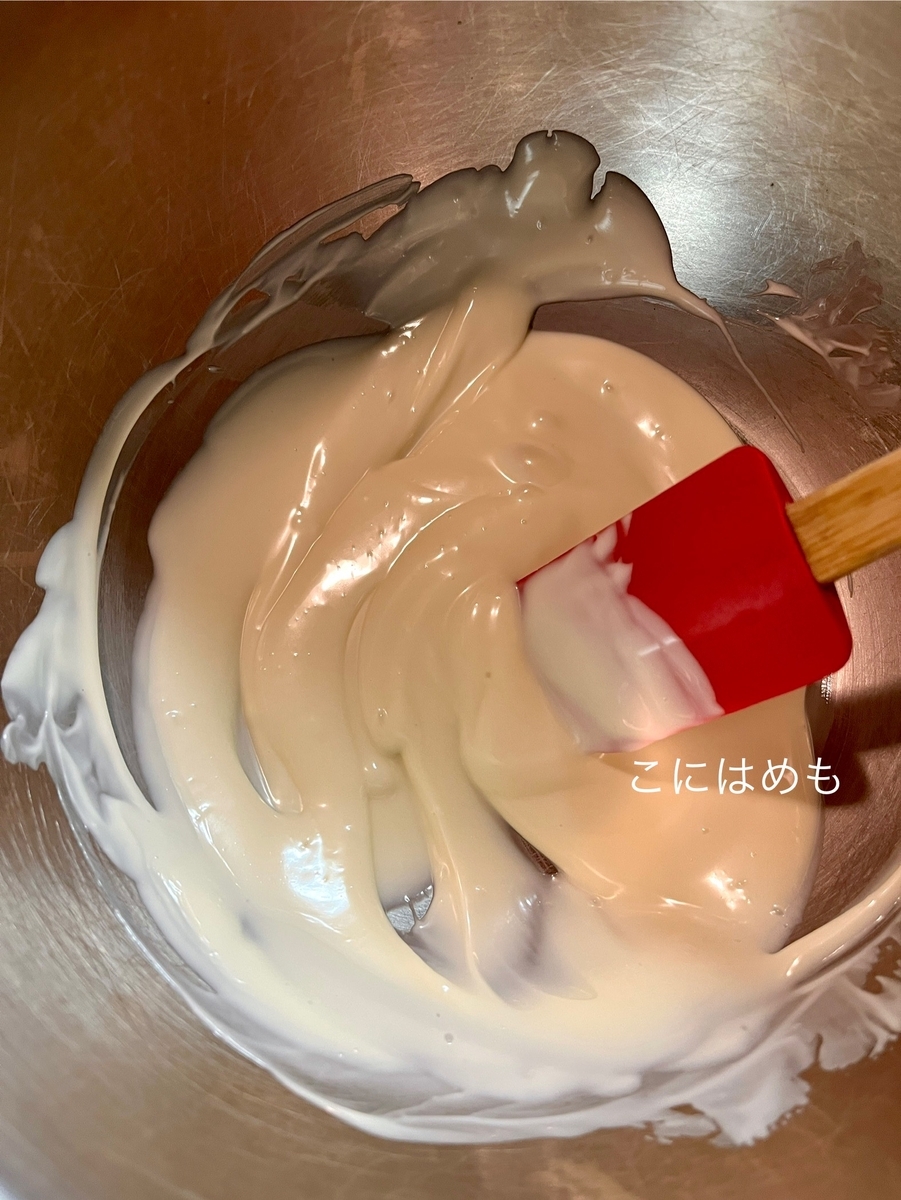 ホワイトチョコレートを溶かし、サンドする。