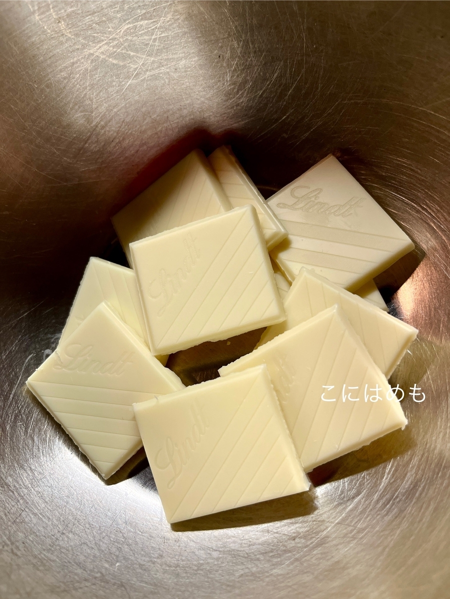 ホワイトチョコレートを溶かし、サンドする。