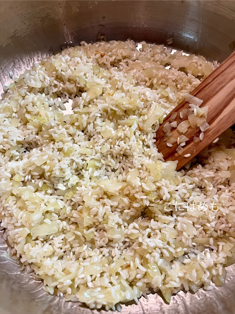 オリーブオイル(またはバター)で玉ねぎ、お米、アスパラの茎を炒める。