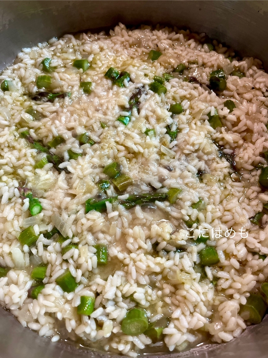 アスパラの頭の部分、コンソメスープを入れて炊き上げる。
