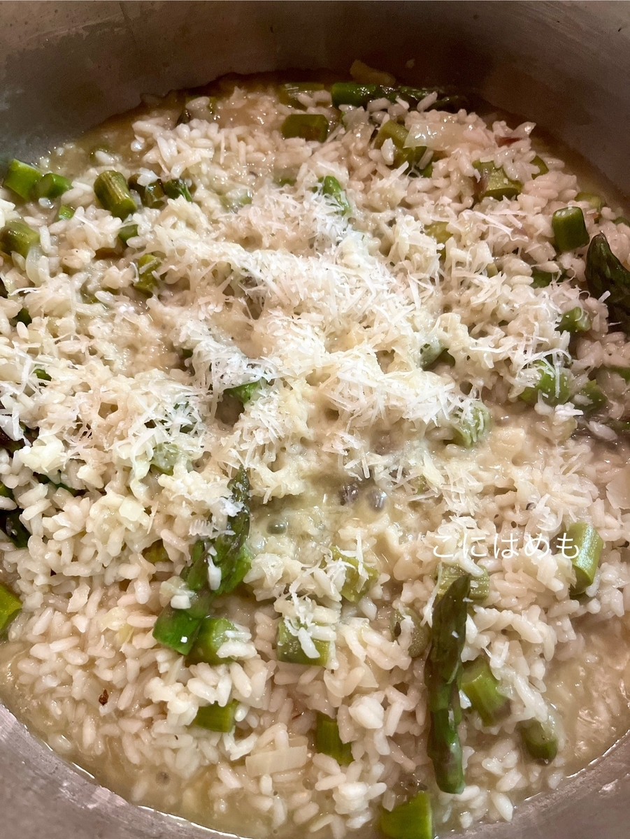 パルメザンチーズを混ぜる。