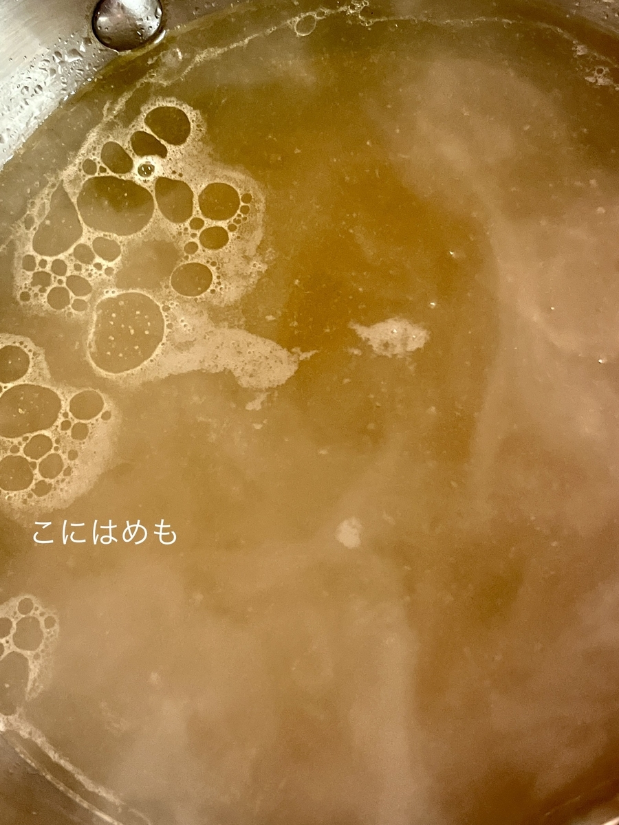 コンソメスープを温め、オリーブオイル(またはバター)で玉ねぎ、お米、アスパラの茎を炒める。