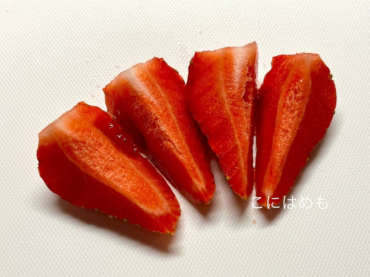 いちごのソースを作る。