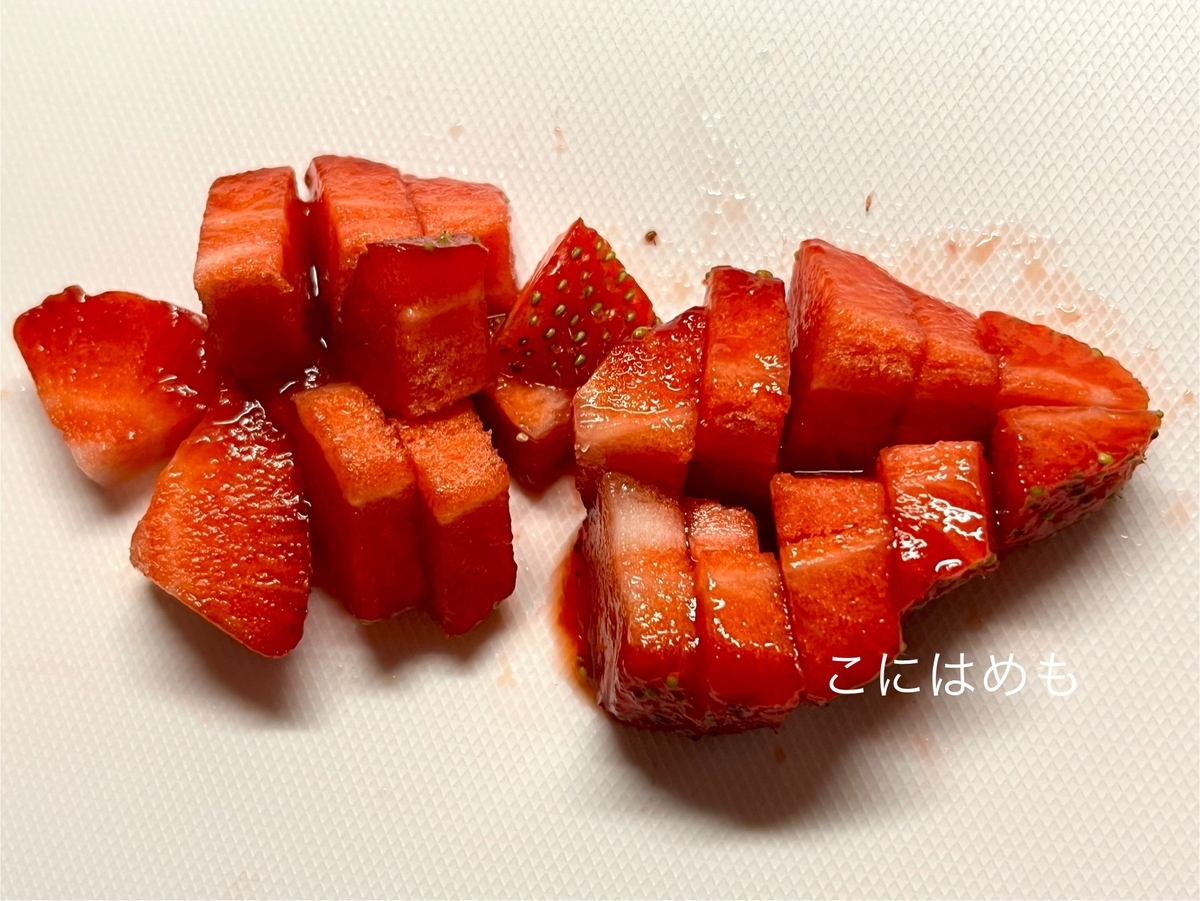 いちごのソースを作る。
