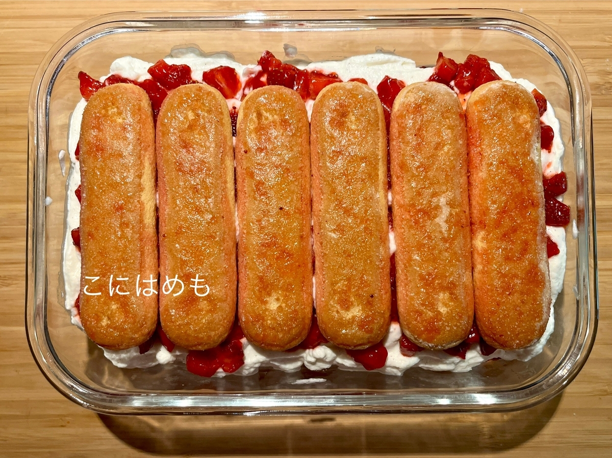 器に層にして入れ、冷蔵庫で休ませる。