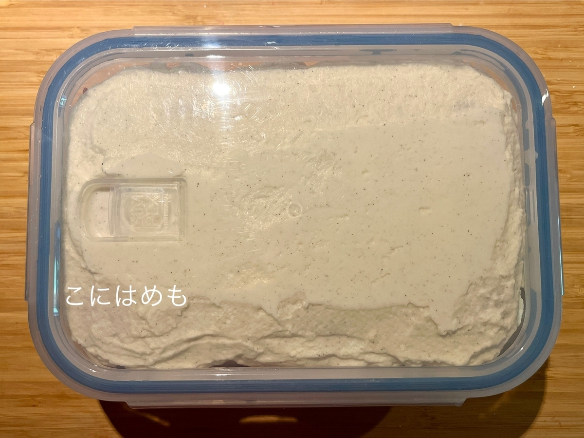 器に層にして入れ、冷蔵庫で休ませる。