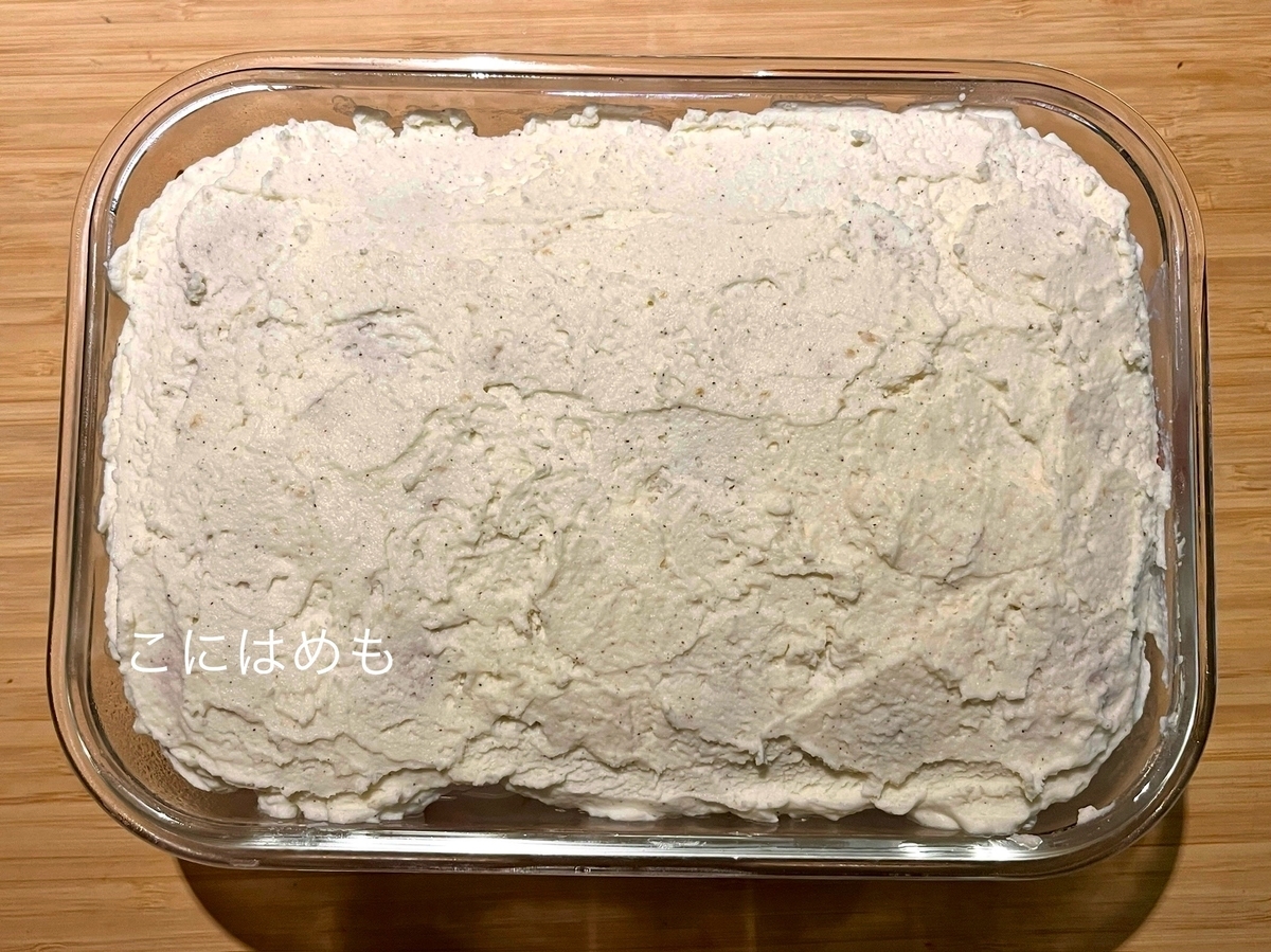 冷蔵庫で休ませて、いちごを飾りつける。