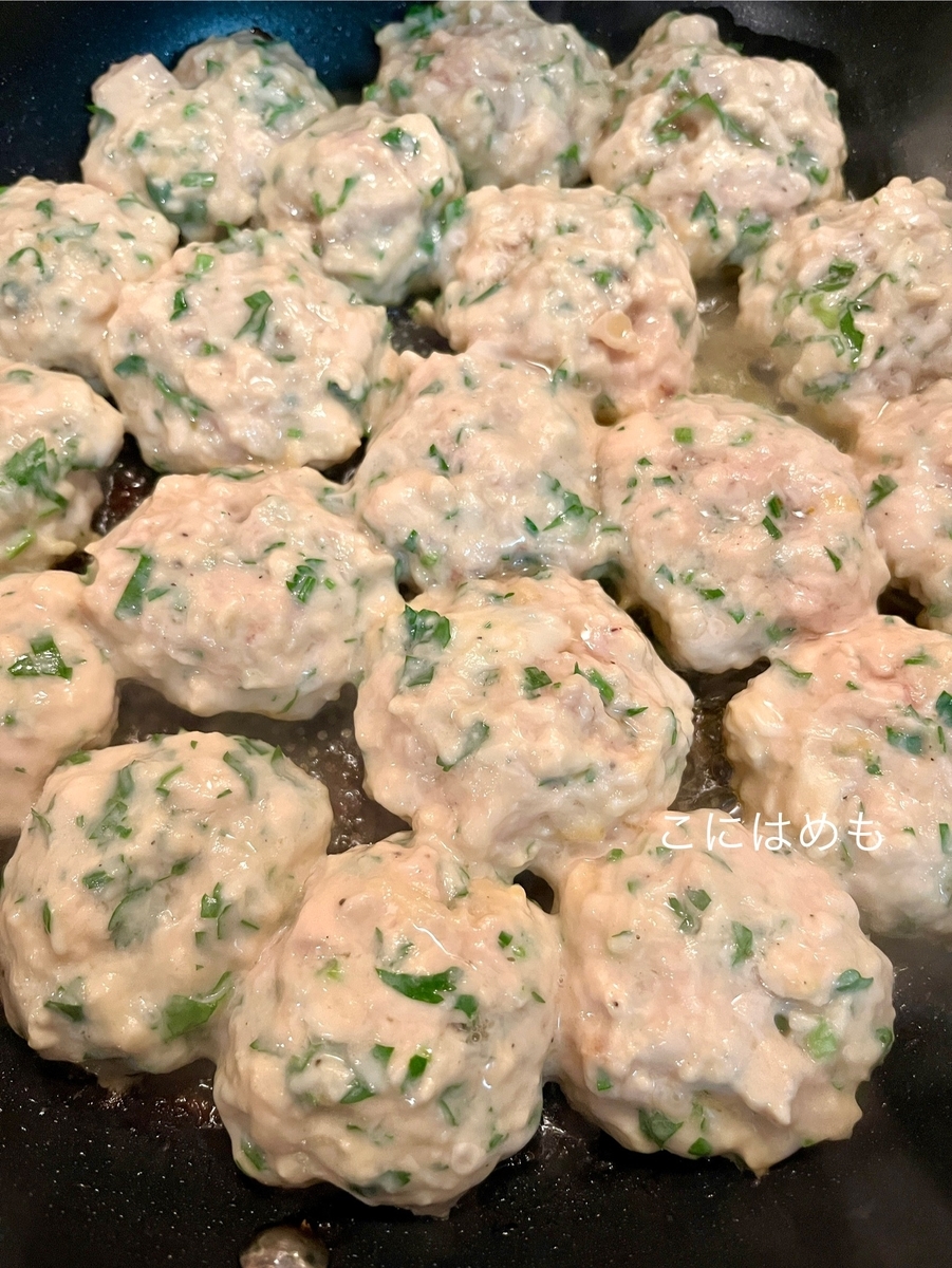フライパンで揚げ焼きにする。