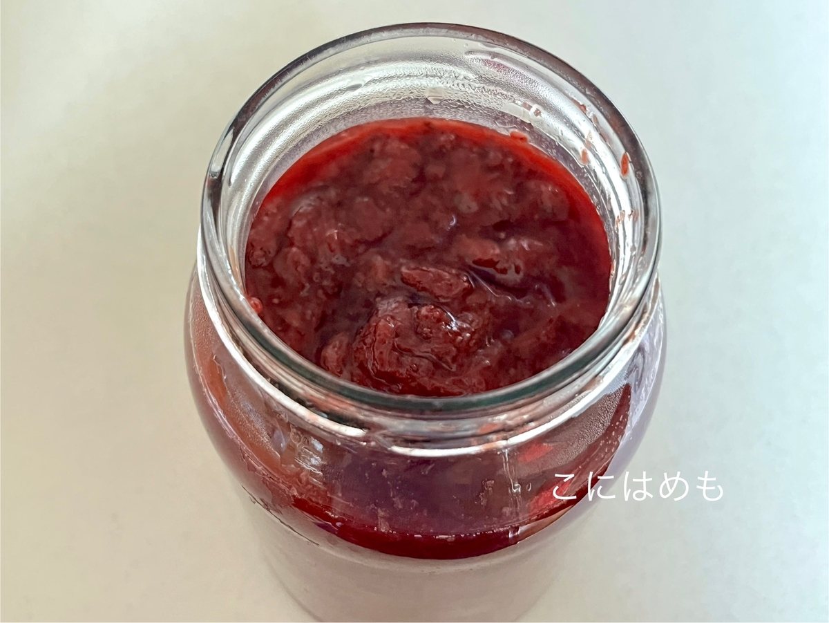 煮沸(熱湯)消毒したきれいな瓶ジャム詰める。