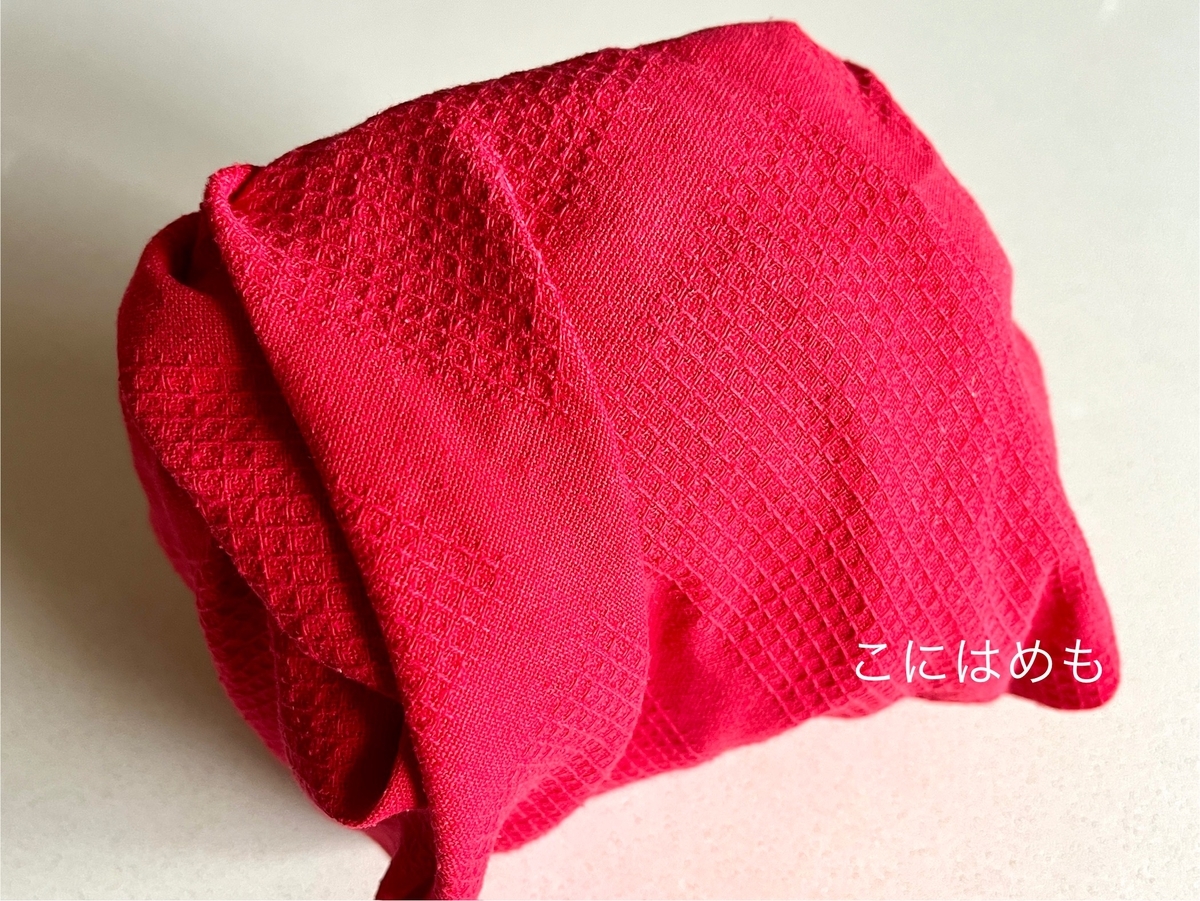 布巾やタオルなどでぐるりと包み、冷ます。 