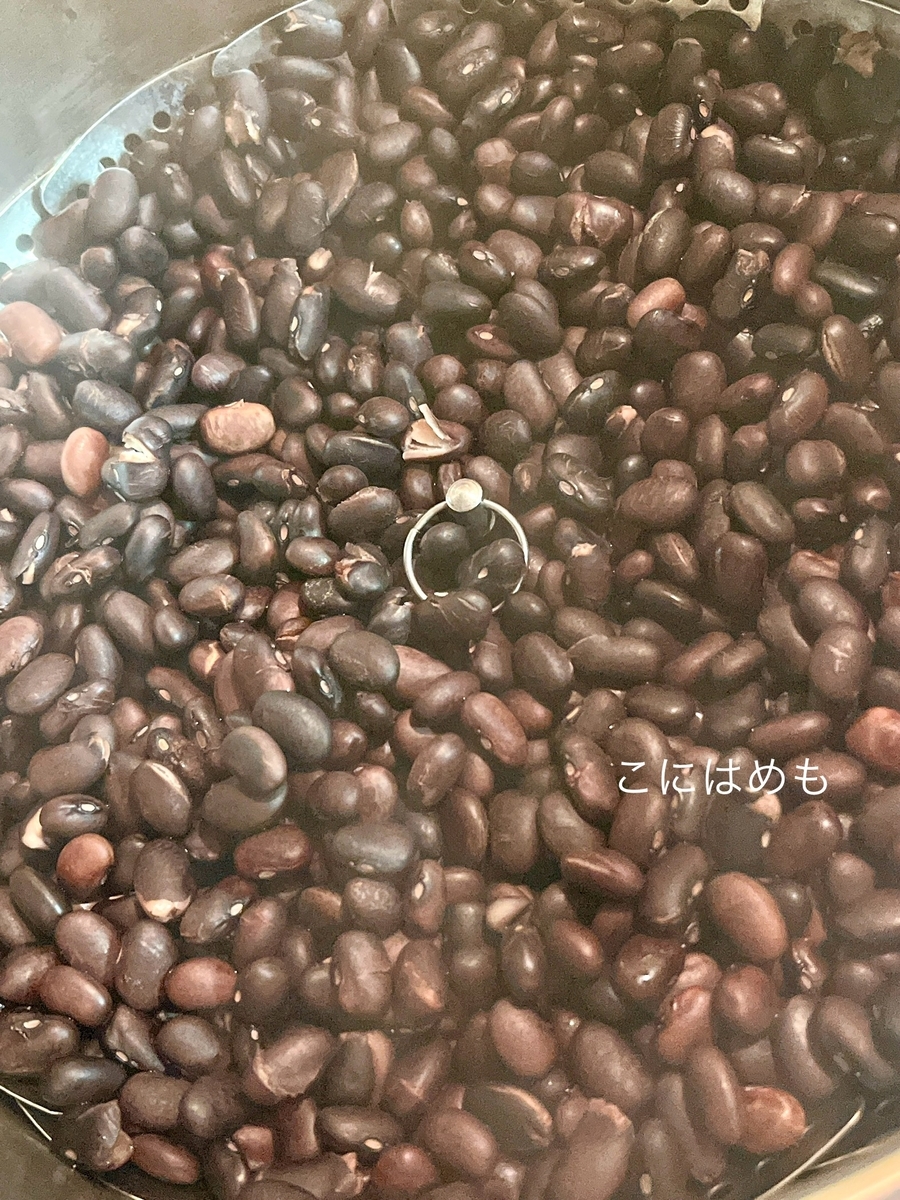 黒豆を圧力鍋で加圧10分蒸す。
