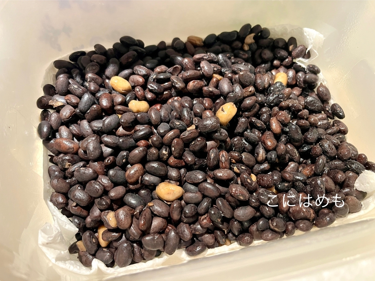 発酵された黒豆納豆を冷蔵庫で熟成させる。(24時間)