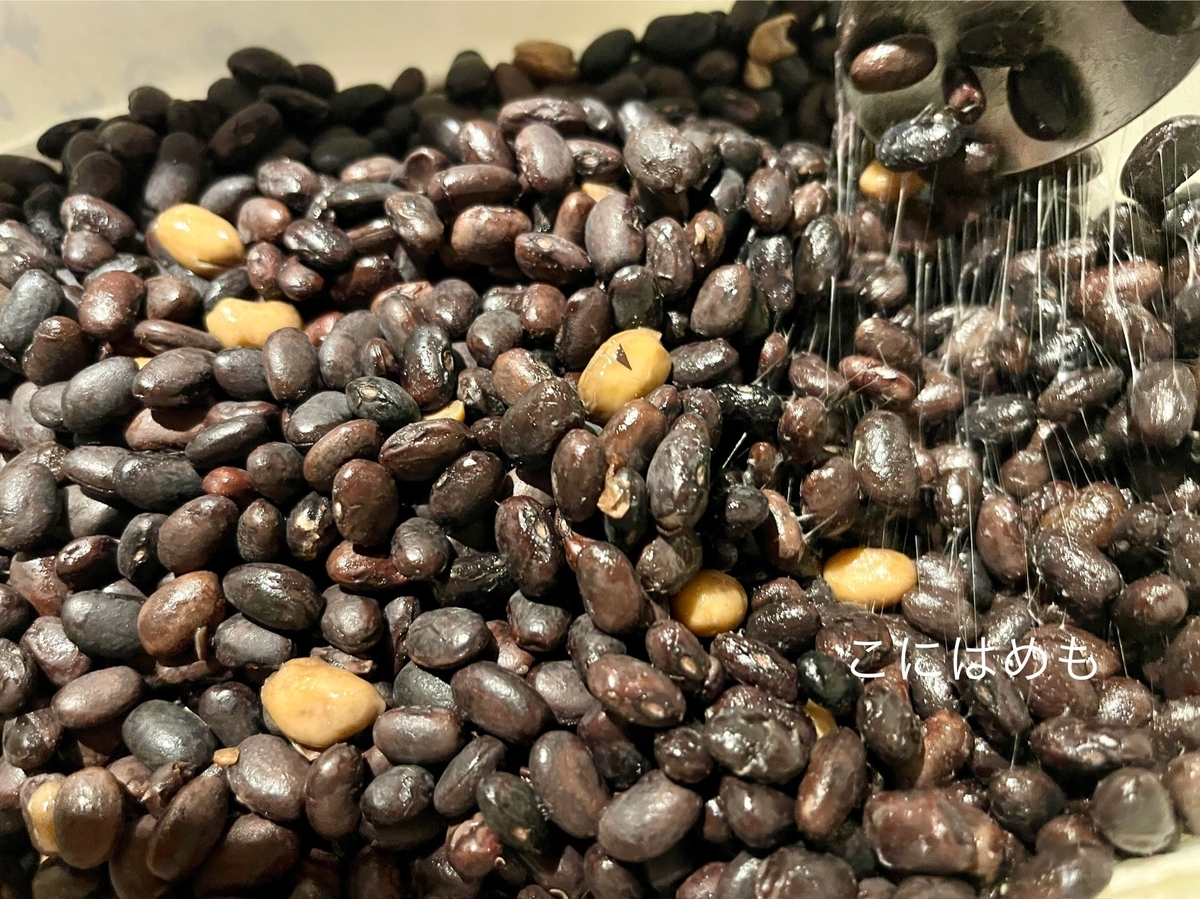 スプーンで「黒豆納豆」の発酵具合をチェックする。