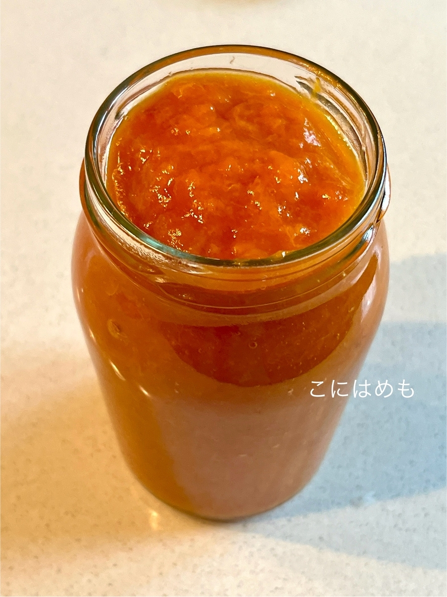 煮沸(熱湯)消毒したきれいな瓶にジャムを詰める。