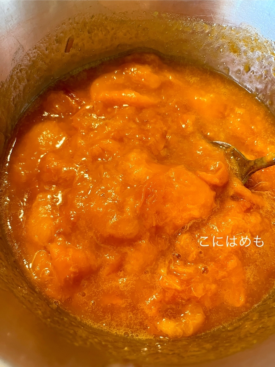  (水分が出てきたら)フタを取り、かき混ぜながら弱火〜中火煮る。 