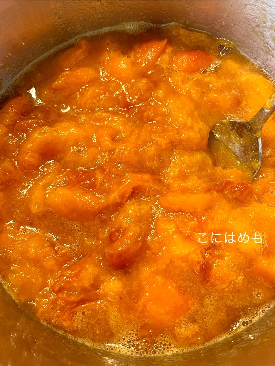  (水分が出てきたら)フタを取り、かき混ぜながら弱火〜中火煮る。 