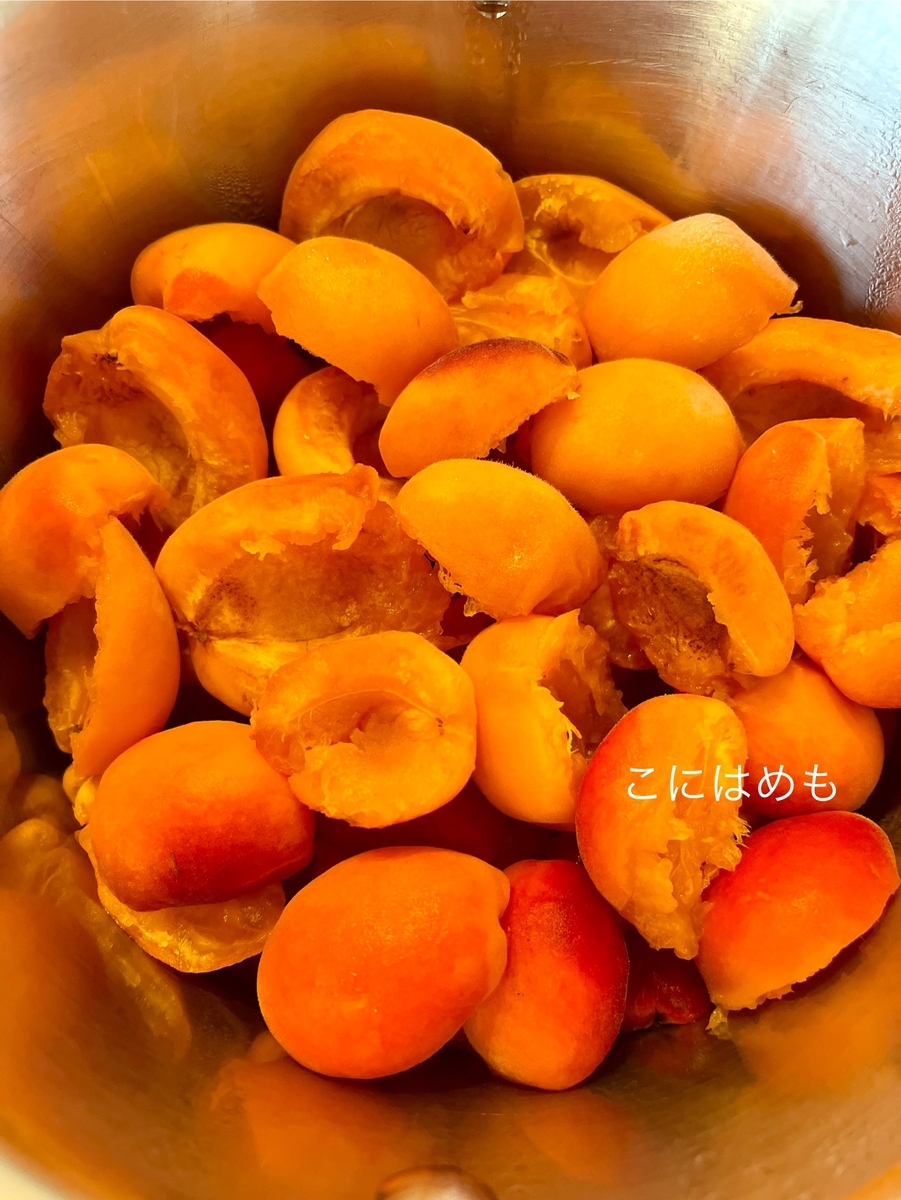 お鍋のフタをして水分が出てくるまで弱火で煮る。
