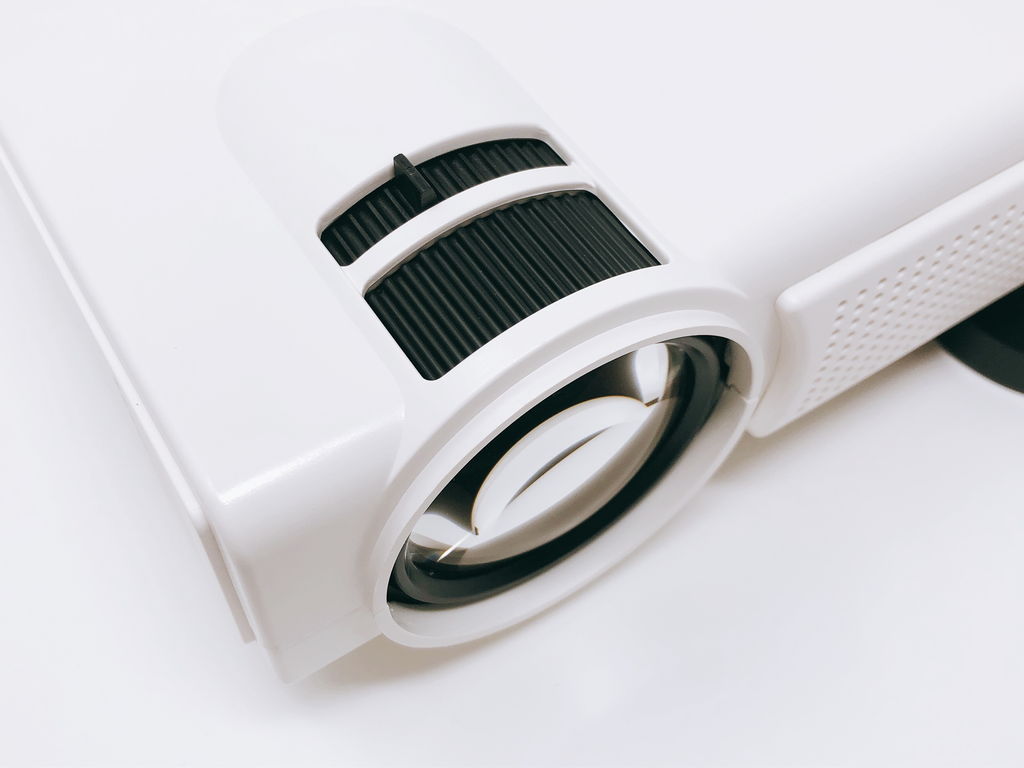 レビュー】安くて手軽に100インチ映像を楽しめる「TENKER