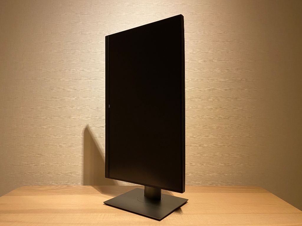 Dell UP2720Q レビュー】測色センサー内蔵＆遮光フード付きのカラー