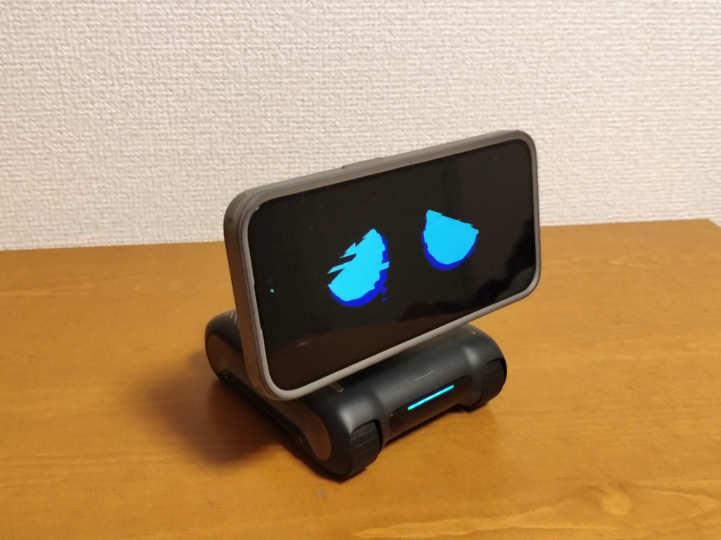 スマホがロボットになる！AIデスクロボット「LOOI（ルーイ）」が