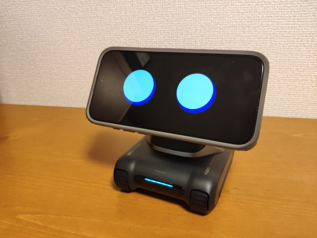 スマホがロボットになる！AIデスクロボット「LOOI（ルーイ）」が