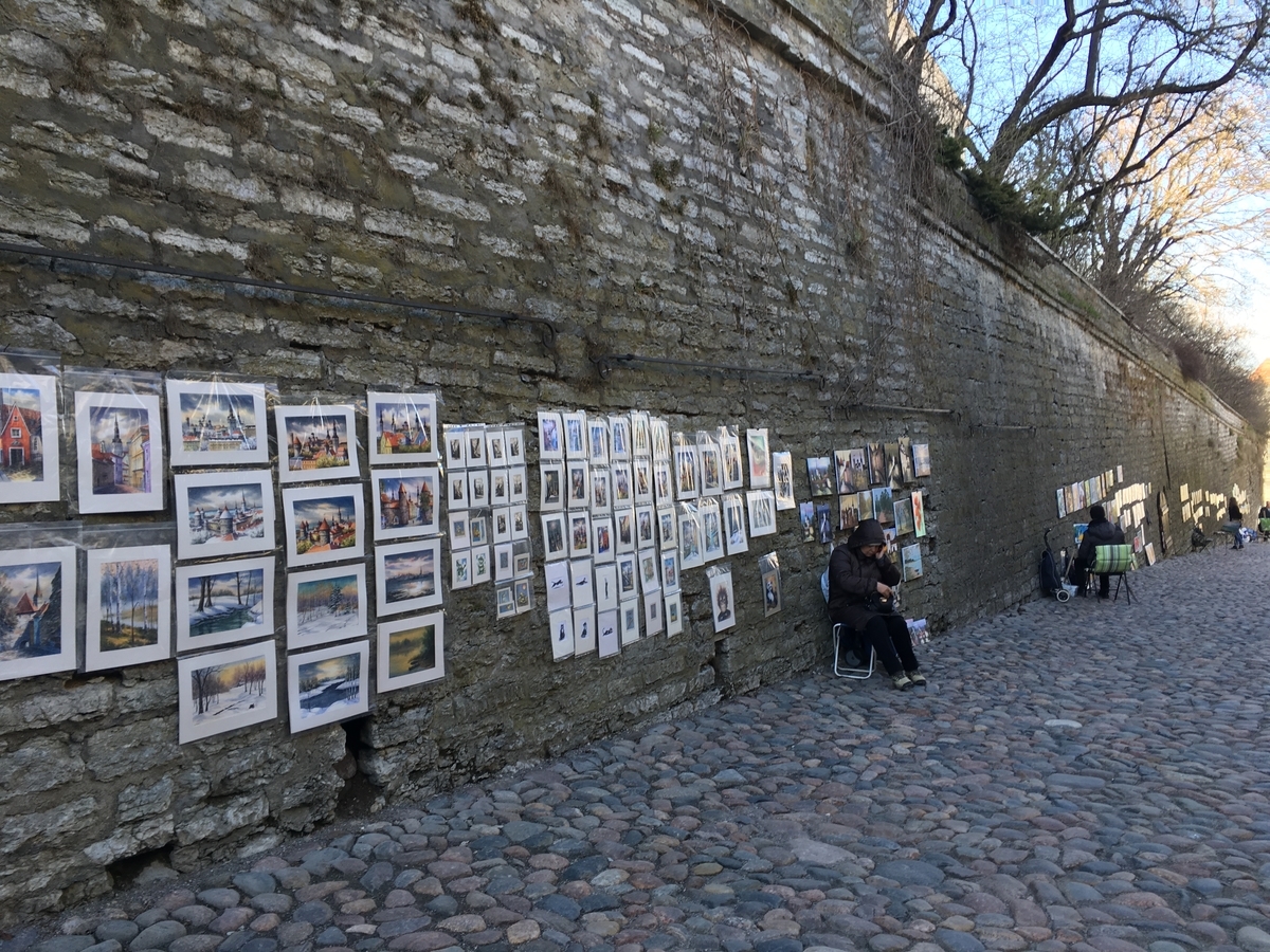 エストニア　タリン歴史地区　城壁　アート　アーティスト