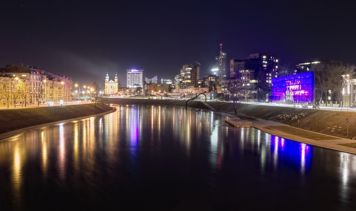 リトアニア　ビリニュスの歴史地区　夜景