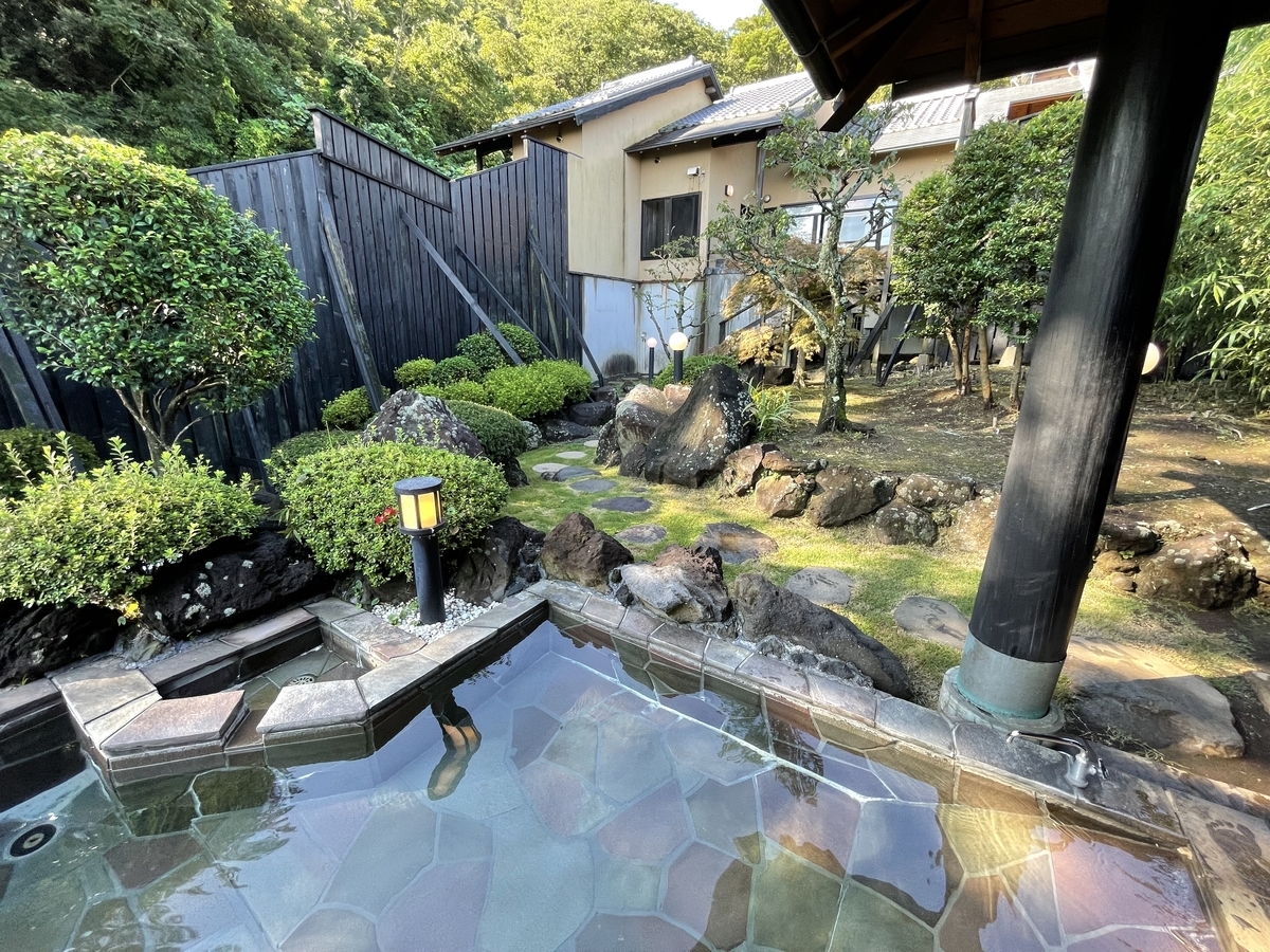 《伊東遊季亭 川奈別邸》離れ特別室「暁」お部屋の庭園露天風呂