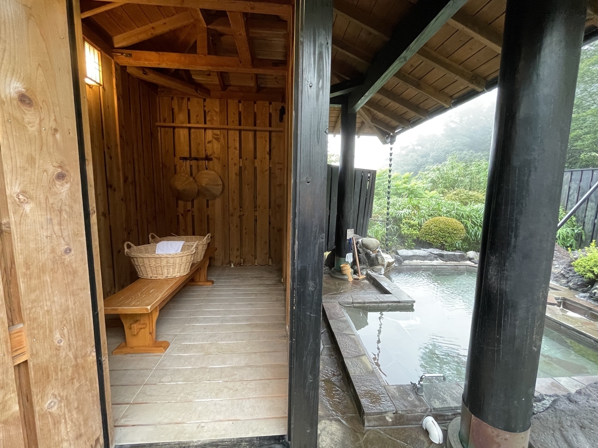 《伊東遊季亭 川奈別邸》離れ特別室「暁」お部屋の庭園露天風呂横の脱衣所