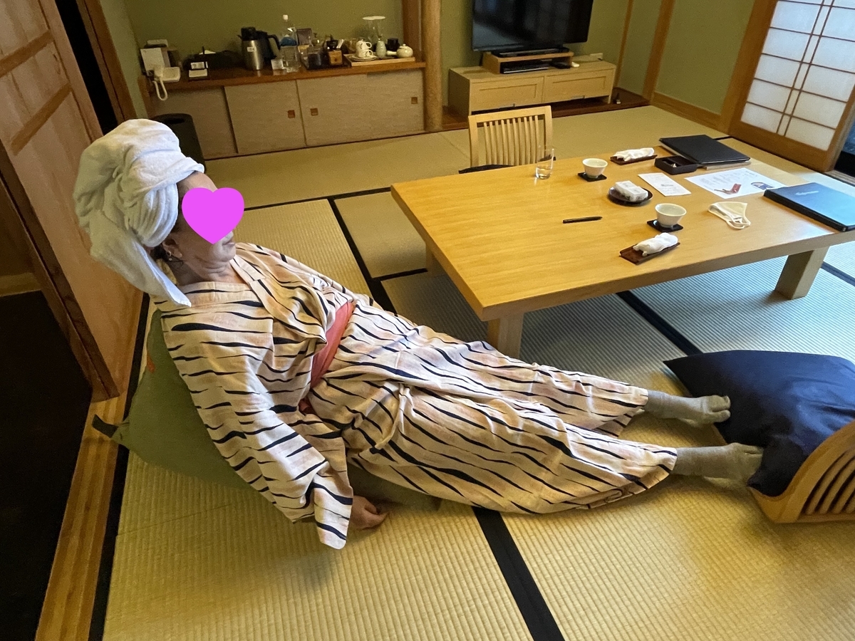 《伊東遊季亭 川奈別邸》庭園露天+露天風呂付き離れ特別室「暁」今で砂袋に寝っ転がる